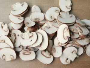 マッシュルームを薄切りにして、きのこマリネの下ごしらえをしている様子