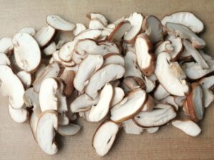 椎茸の軸を取り除き、マリネ用に薄切りにした状態