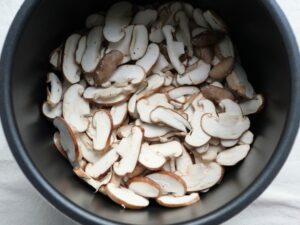 椎茸を電気圧力鍋に平らに並べた様子