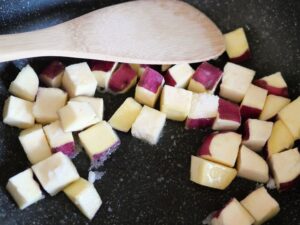 炒め終わったさつまいも。表面に砂糖とバターがからんでつやが出ている状態