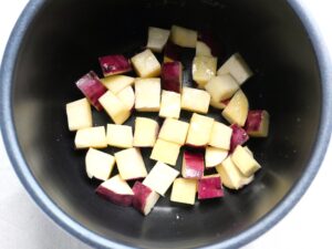 炒めたさつまいもを電気圧力鍋の内釜に並べた様子(無水調理前)
