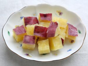 器に盛り付けたさつまいもの砂糖バター。皮付きの角切りさつまいもが黄金色に仕上がり、ホクホク感が伝わる見た目