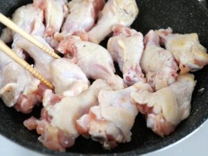 電気圧力鍋で煮る前に、鶏手羽元の表面をフライパンで焼いている様子