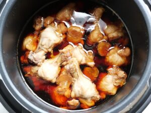 鶏手羽元の甘辛煮の圧力調理後の様子（圧力調理後に電気圧力鍋のふたを開けたところ）