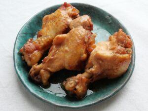 電気圧力鍋で作った鶏手羽元の甘辛煮を皿に盛り付けた完成イメージ