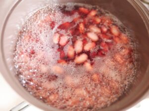 普通の鍋に浸し水ごと金時豆を入れ、沸騰させて白い泡が出ているところ