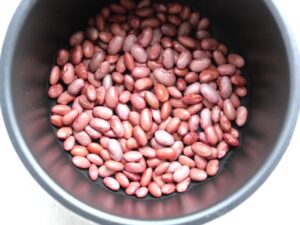 電気圧力鍋に金時豆を入れた様子