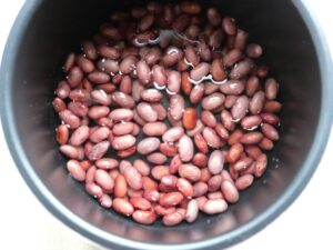 電気圧力鍋に水・砂糖・醤油の煮汁を加えた様子