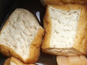 煮物用でない厚揚げを電気圧力鍋で煮た様子。中身に気泡が立ち、ふにゃふにゃとした見た目