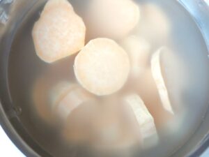 ボウルに張った水にさらした輪切りのさつまいも。いもきんとんの下ごしらえ