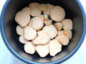 電気圧力鍋の内釜にさつまいもを並べ入れたところ。圧力調理前の下準備