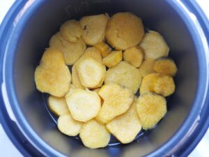 圧力調理後の内釜でやわらかくなったさつまいも