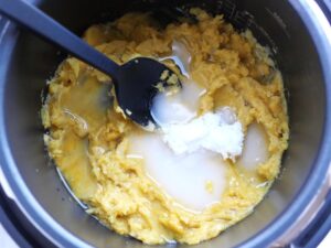 電気圧力鍋の内釜に砂糖、みりん、水、レモン汁を加えたところ