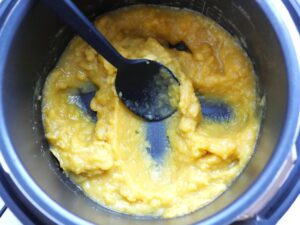 電気圧力鍋の内釜で練り上げたさつまいも。煮込みモード停止直後の状態