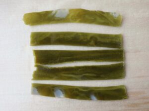 やわらかく戻した昆布を細く切った状態