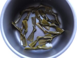 電気圧力鍋の内釜に結び昆布を入れたところ