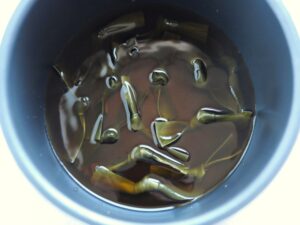 電気圧力鍋に調味料を混ぜた煮汁を注いだ、加圧調理前の状態