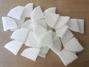 いちょう切りにした大根をまな板の上に並べた様子。にゅうめんのつゆを作る下ごしらえ工程