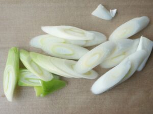 斜め切りした長ねぎをまな板の上に並べた様子