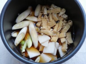 内鍋で具材が煮汁にひたひたに浸った様子