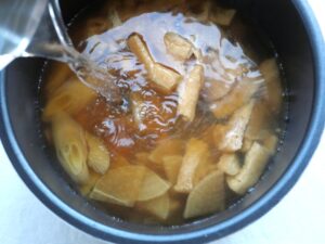 内鍋に、残りのだし汁を注いでいる様子