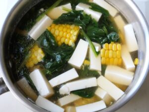 電気圧力鍋の蒸し汁を活用した具沢山スープ|とうもろこし・ほうれん草・豆腐入り