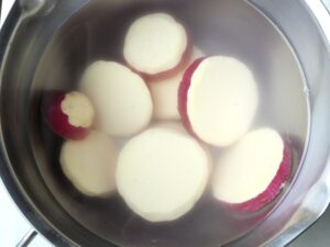 輪切りのさつまいもを水にさらしてアク抜きをしている様子。厚揚げとさつまいもの甘辛煮の下ごしらえ