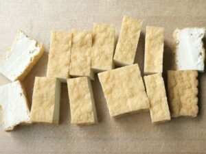 厚揚げを一口大に切った状態。電気圧力鍋で甘辛煮にする前の下ごしらえ工程