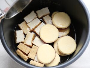 具材の高さ半分程度が煮汁に浸かった状態。電気圧力鍋で圧力調理する直前