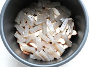 しいたけの上にこんにゃくを並べ入れた状態。煮物調理の準備