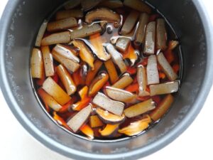 圧力調理後の内釜の様子。茶色い煮汁に具材が浸かって味がしみた状態