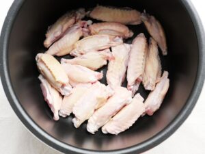 電気圧力鍋の内釜に並べ入れた鶏手羽中