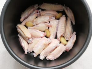 鶏手羽中の上に生姜をのせた状態