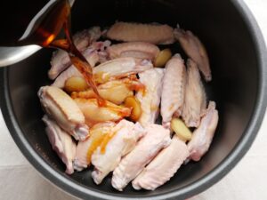 電気圧力鍋の内釜に煮汁を入れる工程