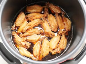 鶏手羽中を電気圧力鍋で煮詰める工程