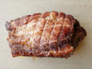 ネットを外した煮豚をまな板の上にのせたところ