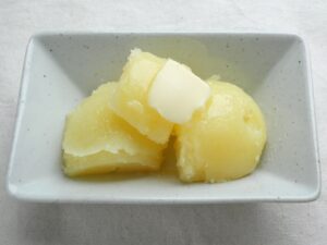 ホクホク感のあるじゃがバター。バターが溶けている