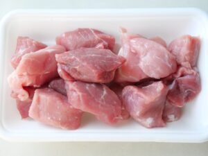 電気圧力鍋で煮る、カレー用の豚角切り肉