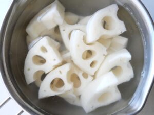 酢水にさらした、いちょう切りのれんこん。電気圧力鍋で煮るための下ごしらえ