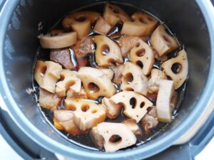 圧力調理が終わり、やわらかく煮られたれんこんと豚肉。れんこんが煮汁から半分出た状態