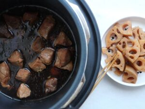 電気圧力鍋から、れんこんを取り出してお皿にのせた様子