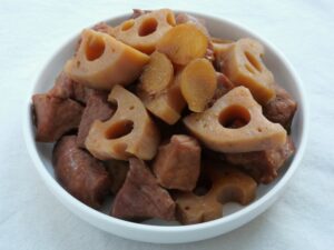 器に盛り付けたれんこんと豚の角煮風。照りのよい豚肉とほくほくれんこんの仕上がり