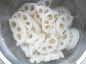 れんこんを酢水にさらしている様子