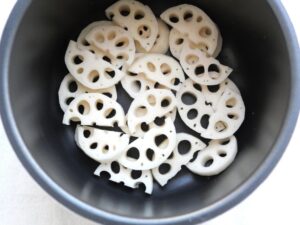 電気圧力鍋の内釜にれんこんを並べ入れた様子