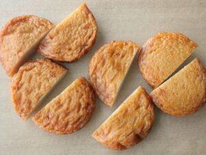 半月切りのさつま揚げをまな板の上に並べたところ