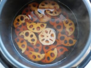 圧力調理で煮られたれんこんが煮汁に浸っている様子