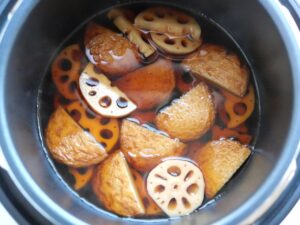 内釜の煮汁にさつま揚げを加えた様子。煮込みにセットした直後の状態