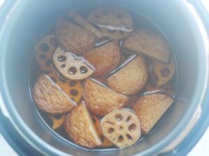煮込みが終わった内釜の様子。れんこんとさつま揚げに味をなじませているところ