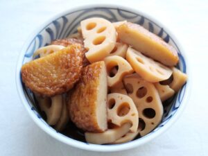 器に盛り付けた、れんこんとさつま揚げの煮物。煮汁の色が付き、味のしみた仕上がり