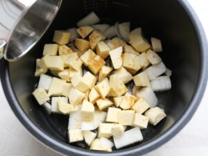 電気圧力鍋の内釜に酒と水を加えた無水調理前の状態